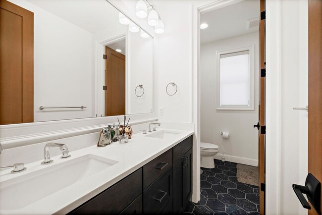 Building Photo - 4bd/4.75ba Bellevue House