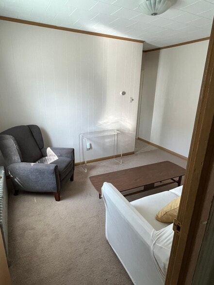 Building Photo - 701 E 6th St