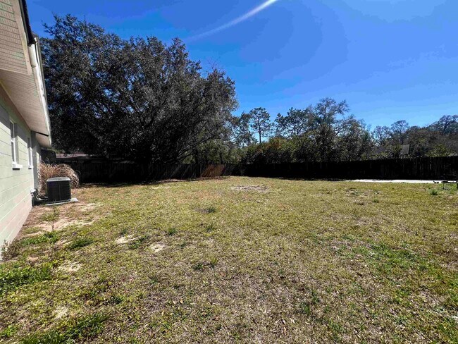 Building Photo - 809 Briandav St