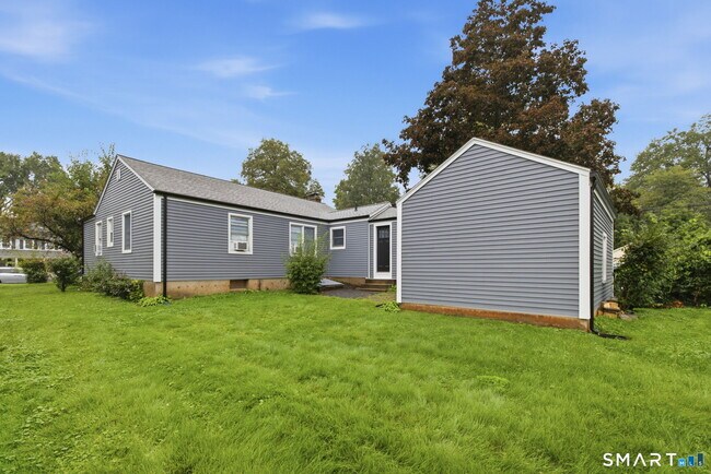 Building Photo - 332 Fern St