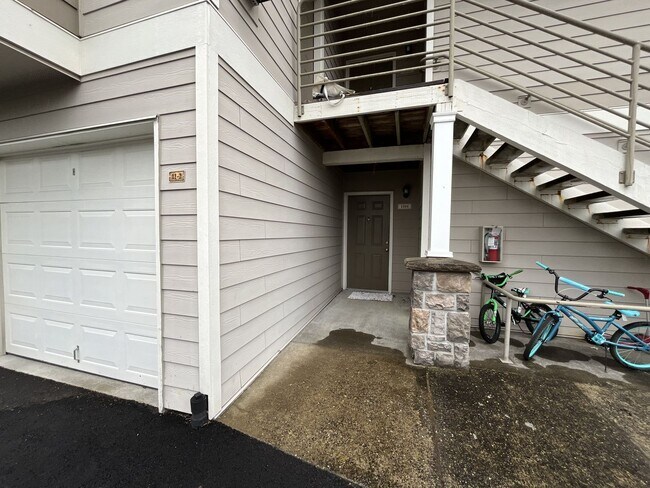 Building Photo - Spacious 904 Sq Ft Home in Bethany with Garage Parking, Washer/Dryer & Modern Kitchen Features