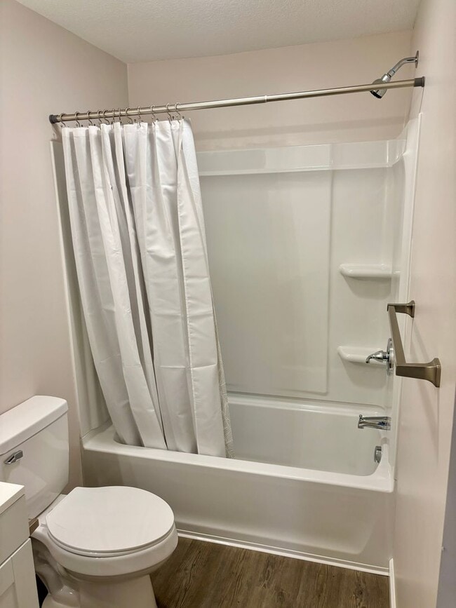 Building Photo - 925 W Market St