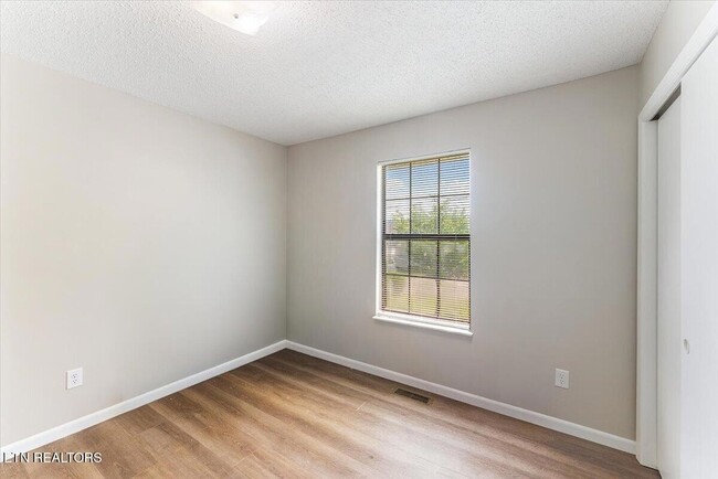 Building Photo - 5917 W Pine Ln