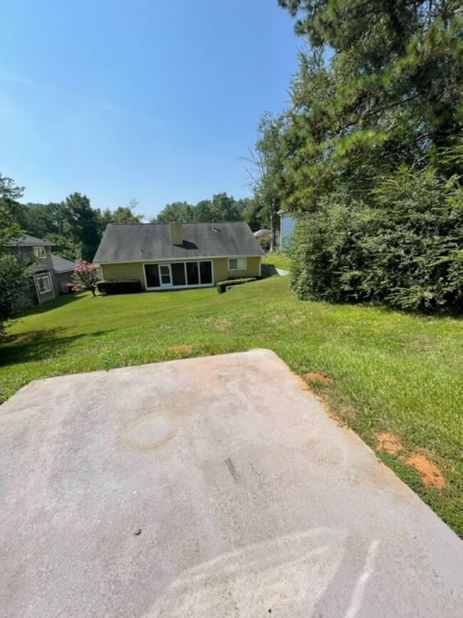 Building Photo - 3 Bedroom Home Available !