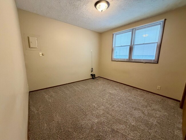 Building Photo - 2 bed 1 bath ground level duplex
