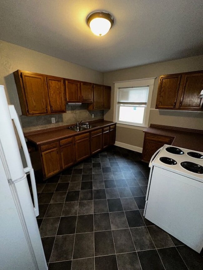 Building Photo - 2 bedroom 1 bath - available now!