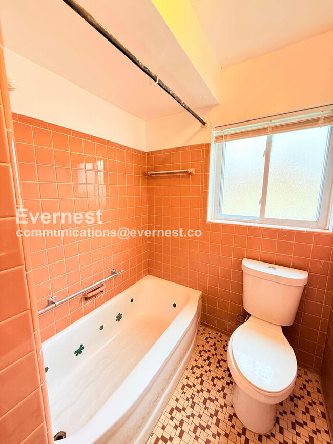 Building Photo - 15601 Schoolcraft Rd