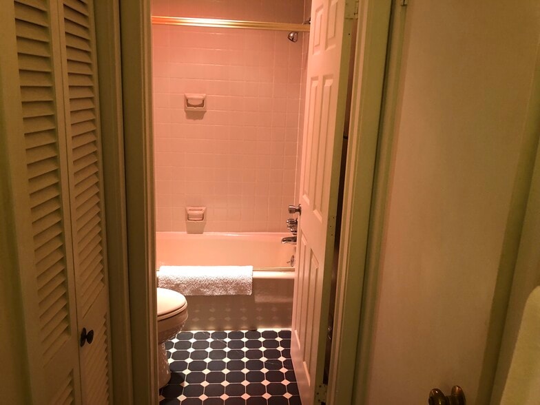 Building Photo - 796 Wesley Dr NW