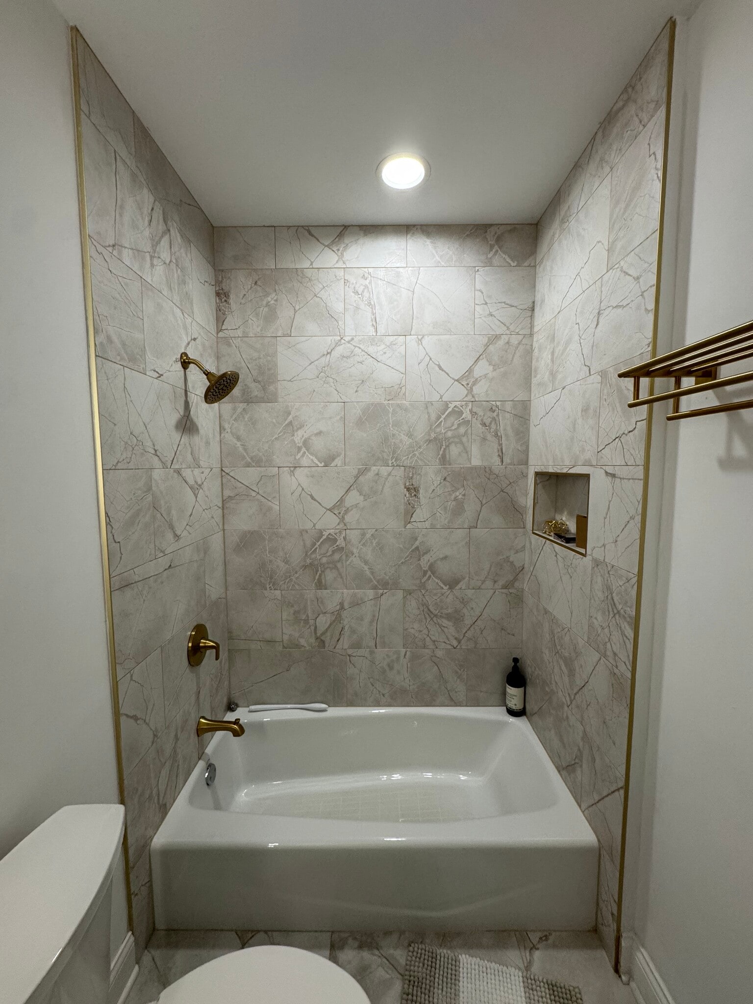 Building Photo - 453 N May St