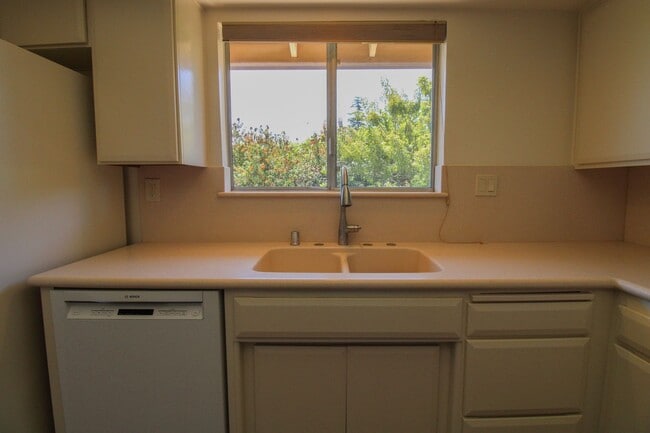 Building Photo - 298 Country Club Dr