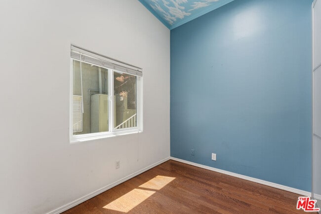 Building Photo - 422 James St