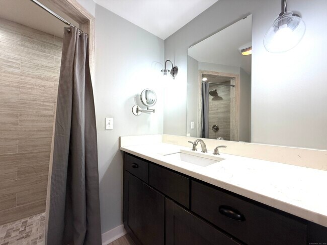 Building Photo - 467 Wilson St