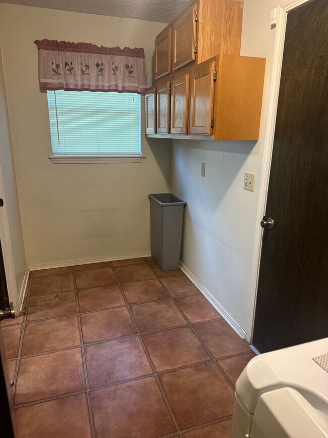 Building Photo - Available Now!  3-Bedroom, 2-Bathroom Spri...