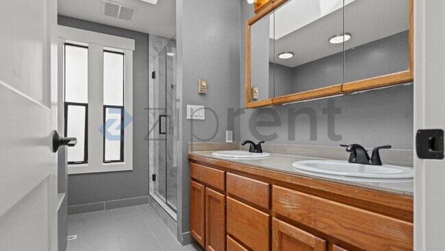 Building Photo - Unit