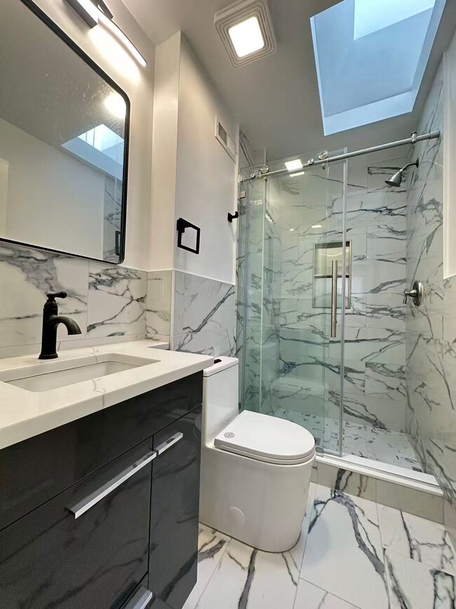 Building Photo - 2b2b house in south Philly Available now