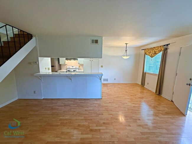 Building Photo - $2895 - 2 Bed/1 Bath Townhome in North San Jose-Near Lightrail