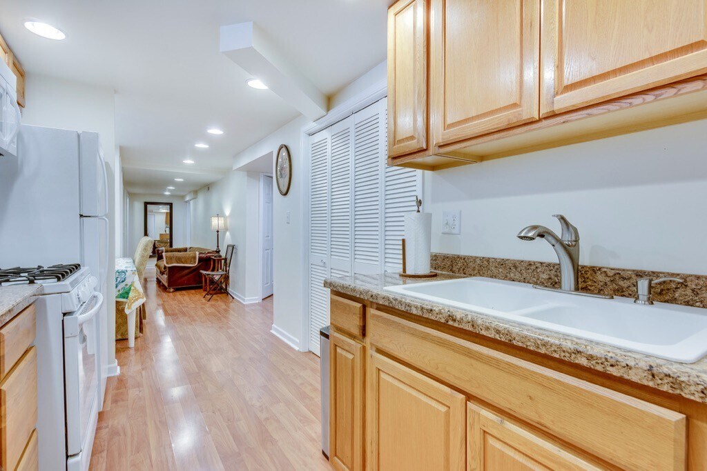 Building Photo - 921 W Newport Ave