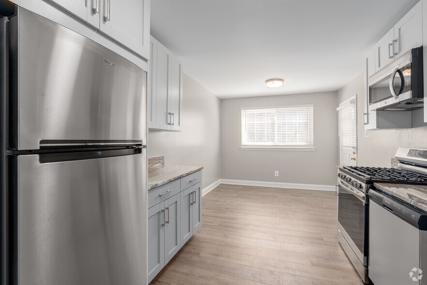 1BR, 1BA - 782SF - Kitchen - Sussex Square