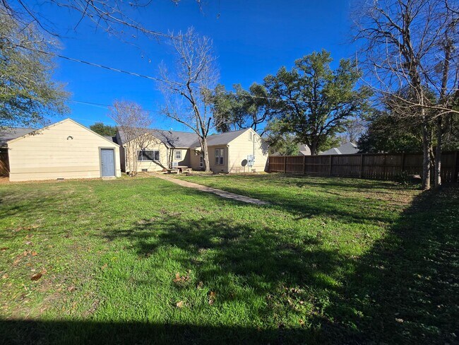 Building Photo - Spacious 3 Bedroom 2 Bath in Bryan!