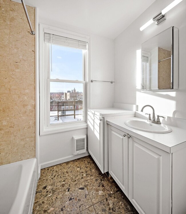 Building Photo - 322 Washington St