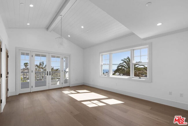 Building Photo - 566 Ida St