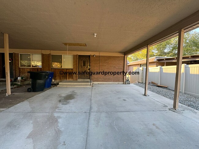 Primary Photo - Spacious Holladay 3 Bedroom Duplex with 2-...