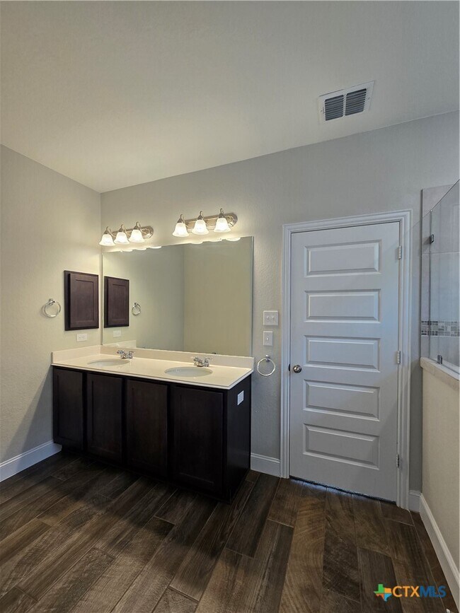 Building Photo - 1324 Spring Row St