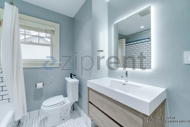 Building Photo - 3332 35th Ave S