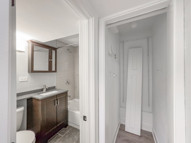 Building Photo - 4416 N Wolcott Ave