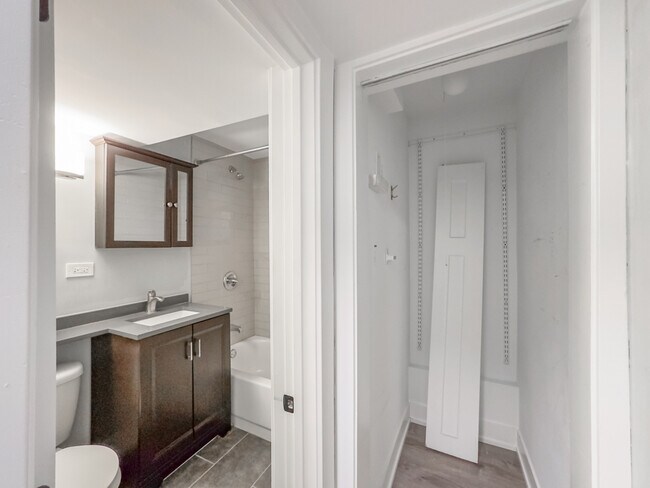 Building Photo - 4416 N Wolcott Ave