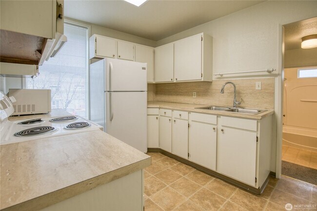 Building Photo - 208 N. "H" Street