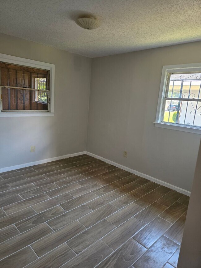 Building Photo - 3/4 BR  Brick ranch