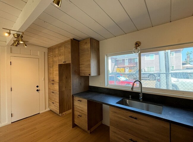 Building Photo - 2 bed 1 bath Duplex for Rent in Imperial Beach