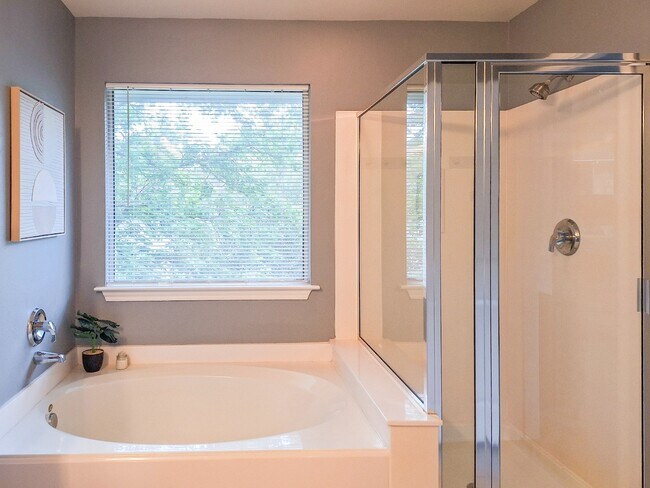 Building Photo - 6 Scenic Brook Ct