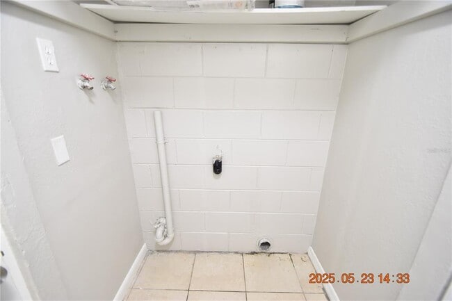 Building Photo - 4432 Tarpon Dr