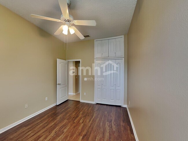 Building Photo - 13712 Lakes Way