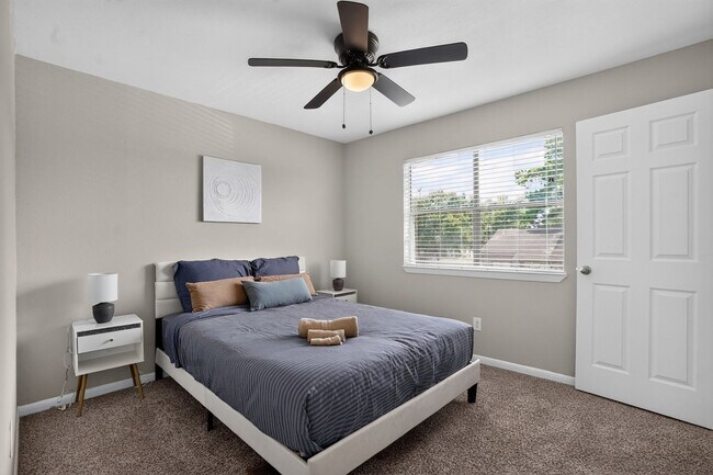 Building Photo - 5550 Folsom Dr