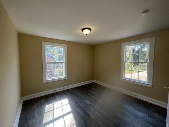 Building Photo - 2106 S Andrews Cir