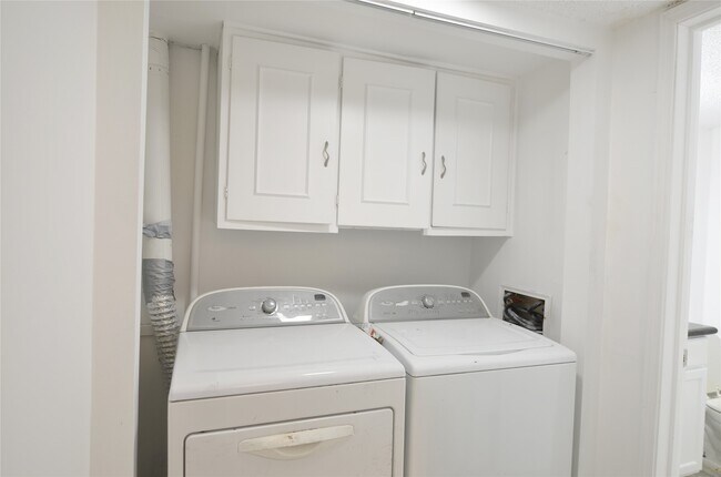 Building Photo - 2372 Triway Ln