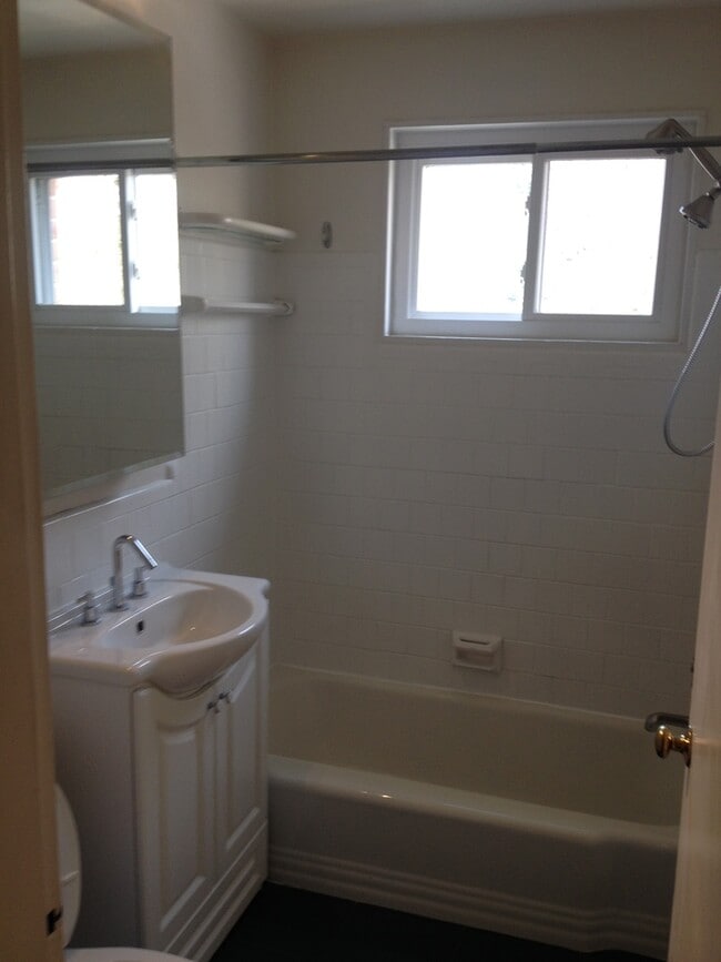 Building Photo - 4114 Davis Pl NW