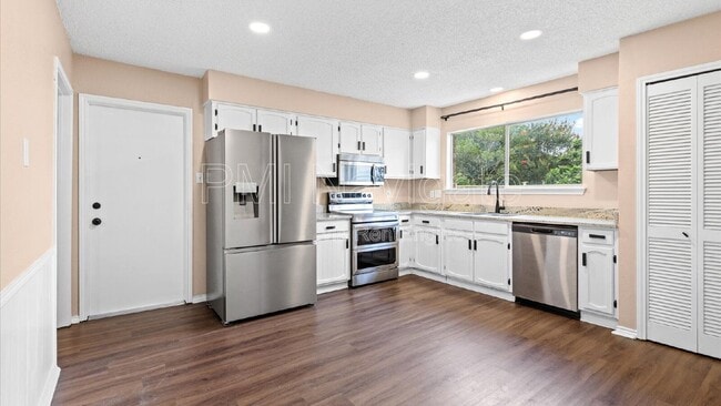 Building Photo - 4606 Crested Land