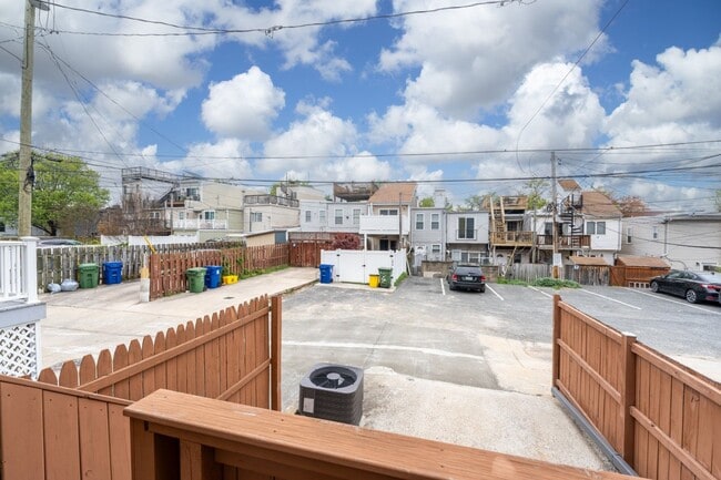 Building Photo - 1516 William St