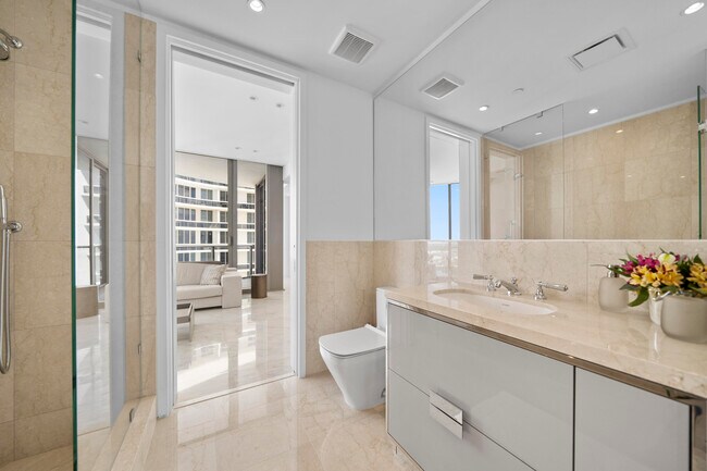 Building Photo - 15701 Collins Ave