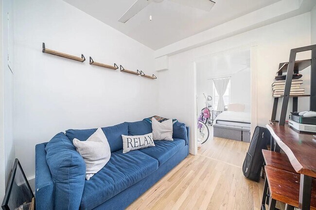 Building Photo - 466 Monmouth St