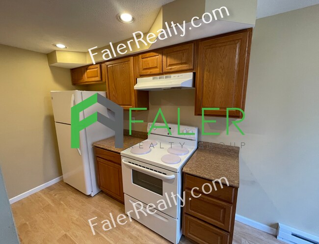 Building Photo - Spotless Ground Floor Condo
