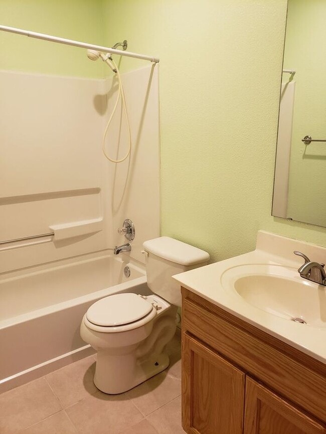 Building Photo - Beautiful Gardner Townhome-Available in MAY!!