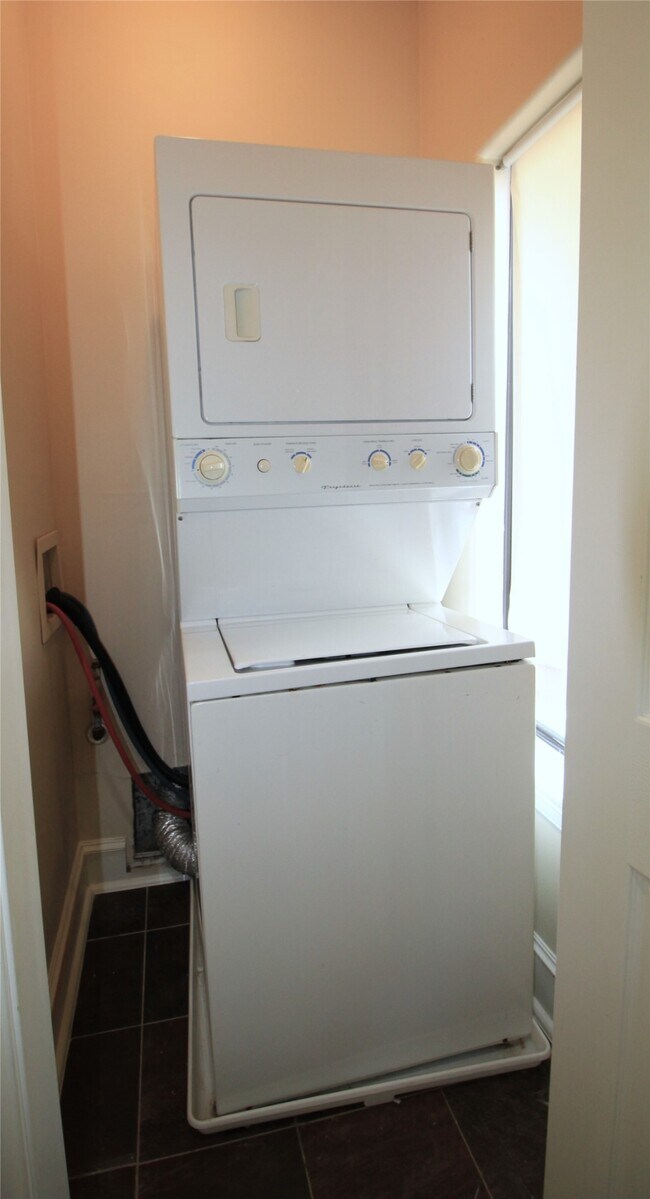 Building Photo - 4709 Scott St