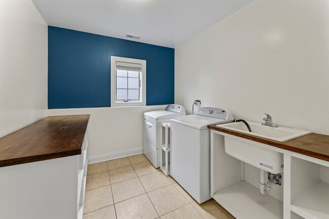 Building Photo - 9743 Oak Park Ave