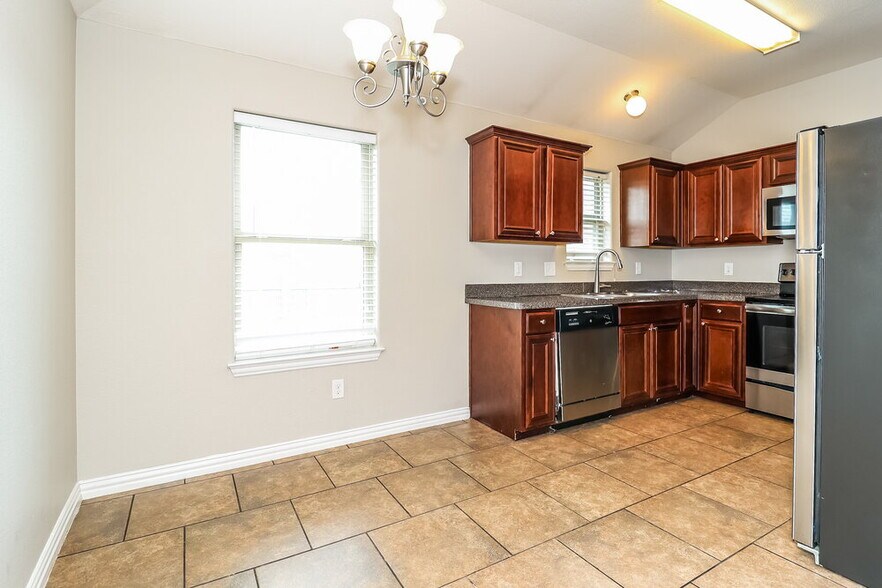Building Photo - 7617 Hollow Forest Dr