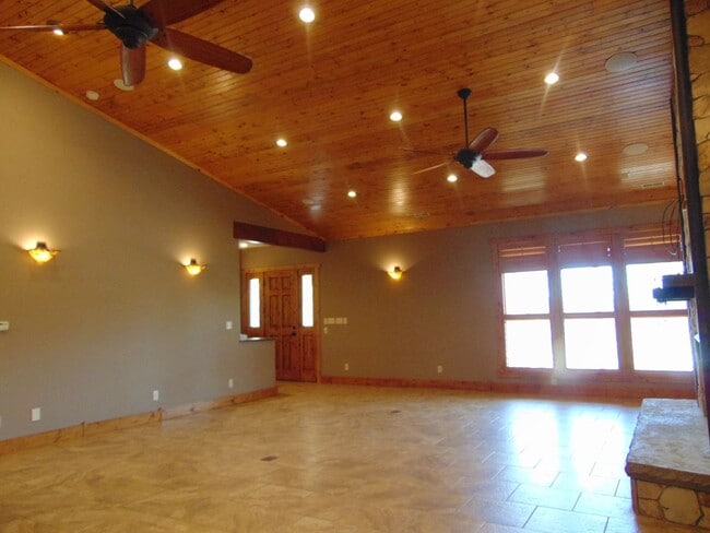Building Photo - Majestic 3 Bed Mid MO Ranch!